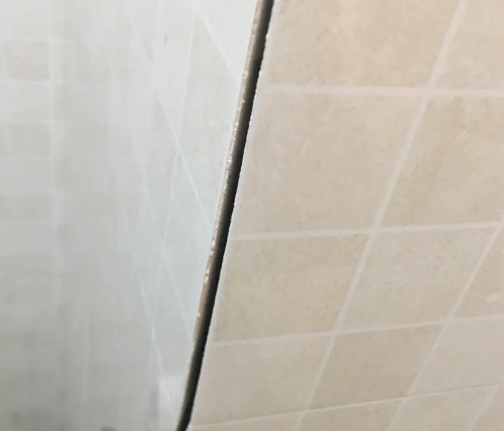 双滦瓷砖空鼓维修公司分享阳台瓷砖脱落的修复过程可以分为以下几个步骤