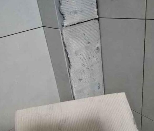 双滦瓷砖空鼓维修公司分享下厨房瓷砖脱落的补救措施。